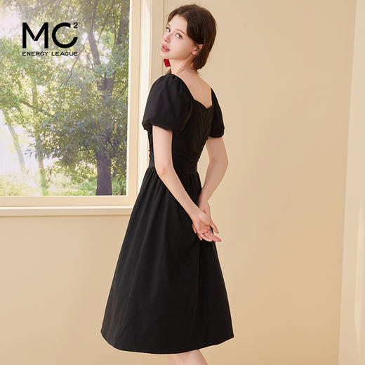 mc2法式方领收腰显瘦连衣裙女2024夏季新款泡泡袖盘扣设计感黑色 商品图3