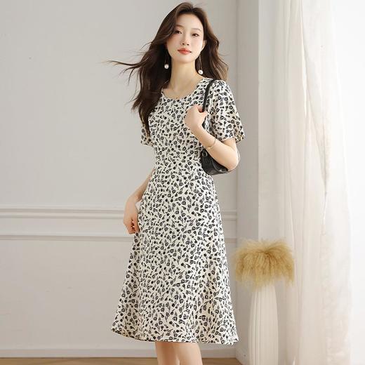 今年流行裙子2024新款夏季女气质温柔风方领中长款显瘦碎花连衣裙 商品图1