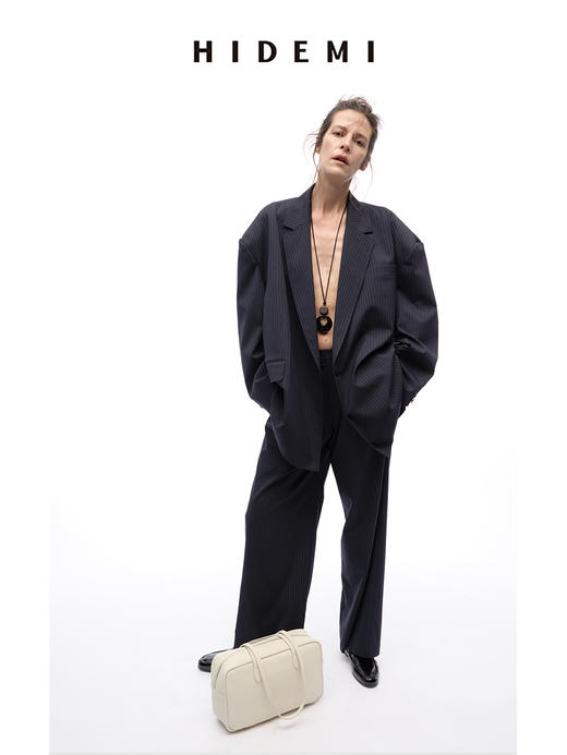 HIDEMI 【董生活同款】极简细条纹压褶设计感宽松阔腿中低腰西裤长裤 藏蓝色/燕麦色 商品图1