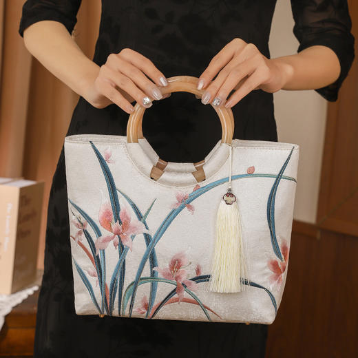 【兰花玉】绣花流苏包古风旗袍手拿包，竹节提手绣花流苏小方包】 商品图0