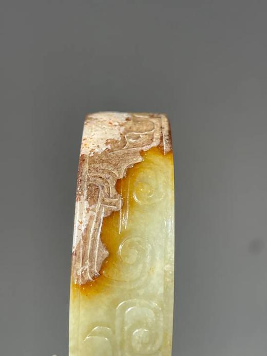 褐白沁黄玉雕螭龙纹扁带手镯，顺丰包邮 商品图7