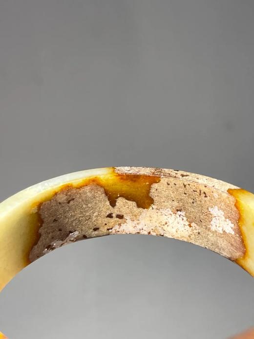 褐白沁黄玉雕螭龙纹扁带手镯，顺丰包邮 商品图13