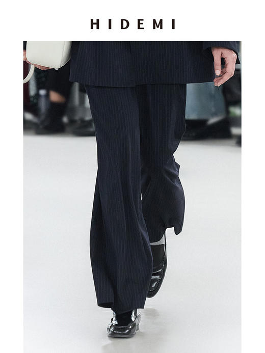 HIDEMI 【董生活同款】极简细条纹压褶设计感宽松阔腿中低腰西裤长裤 藏蓝色/燕麦色 商品图0