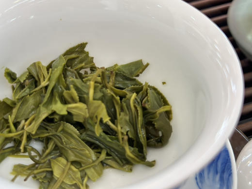 清新绿茶｜【江头贡茶】明前一级生态绿茶～干茶色泽墨绿，茶形壮结，栗香馥郁，口感浓厚，满口生津，回甘持久～办公、自饮、馈赠之选，好喝又实惠，茶美价优天然健康绿色食品，牛皮纸袋简易装，净含量250g/袋 商品图3