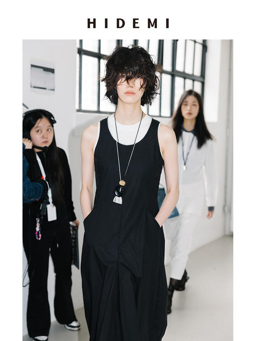 HIDEMI 【董生活同款】超显瘦小圆领收身弹力坑条针织短款背心 豆沙灰绿/炭灰蓝黑/白色 商品图11