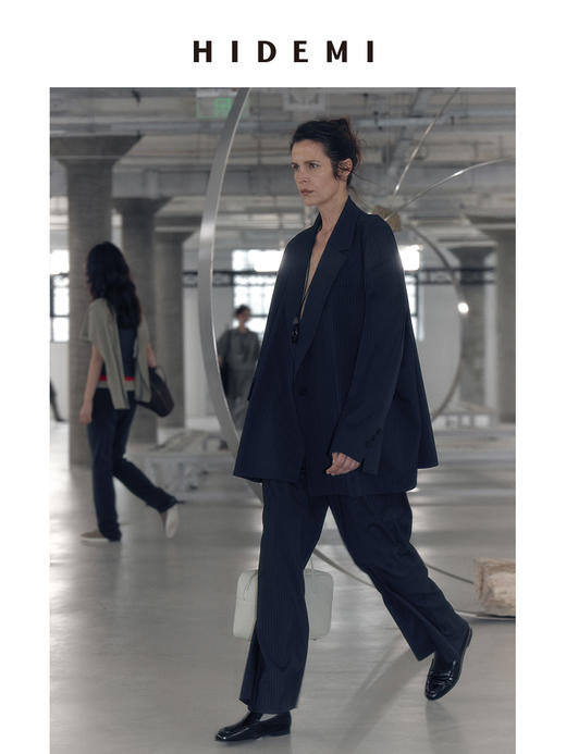 HIDEMI 【董生活同款】极简细条纹压褶设计感宽松阔腿中低腰西裤长裤 藏蓝色/燕麦色 商品图11