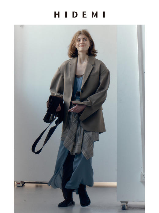 HIDEMI 【当当同款】极简圆领设计感棕蓝色两件式叠穿清透缎面开衩连衣裙长裙 商品图3