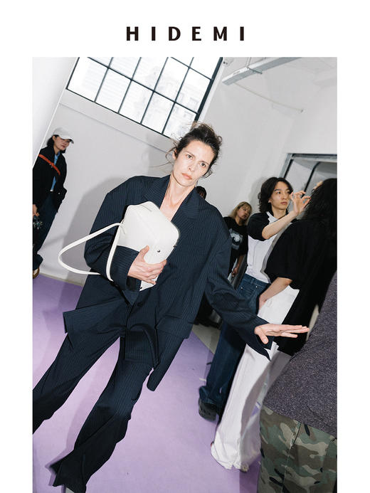 HIDEMI 【董生活同款】极简细条纹压褶设计感宽松阔腿中低腰西裤长裤 藏蓝色/燕麦色 商品图2