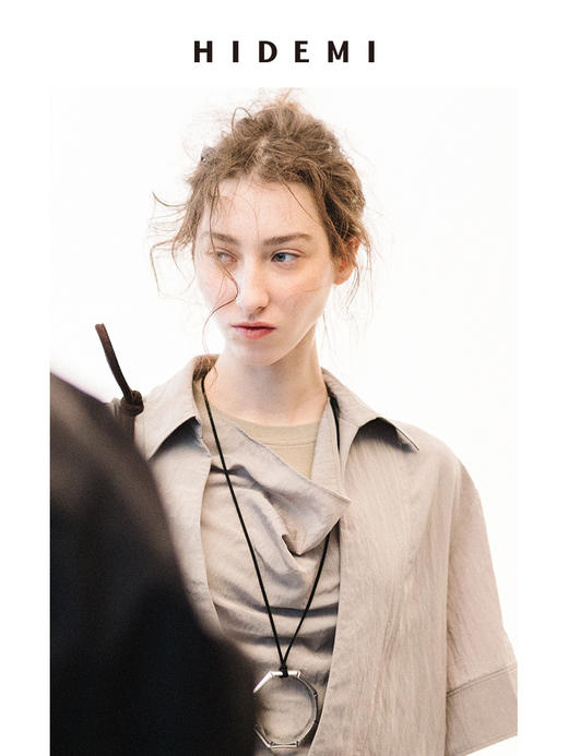 HIDEMI 极简微褶皱柔顺清透设计感假两件短袖长裤套装 商品图3