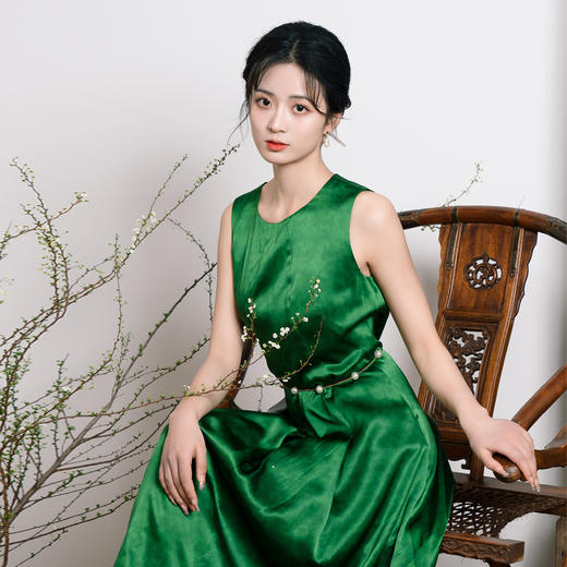 荷言HEYEN新中式绿玉篁时尚浮云纹绿色无袖连衣裙真丝桑蚕丝显瘦长裙 商品图3