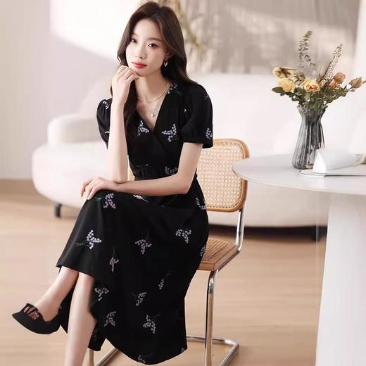 气质优雅连衣裙女2024夏季法式黑色V领收腰a字裙花朵显瘦中长裙子 商品图2
