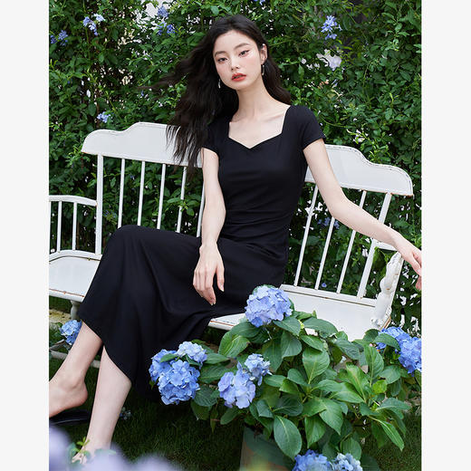 西遇气质桃心领针织连衣裙女新款时尚高级显瘦黑色短袖裙D1341178 商品图0