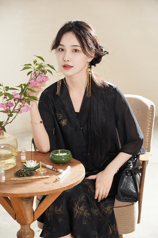 逸红颜明月优选#『苍蝶』新中式国风盘扣短款刺绣上衣，行走的人间富贵花！ 商品图5