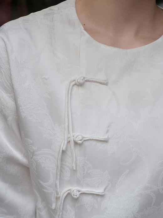 盛唐婧 |新中式流苏浮雕外套-白色(售完不补-不退不换) 商品图2