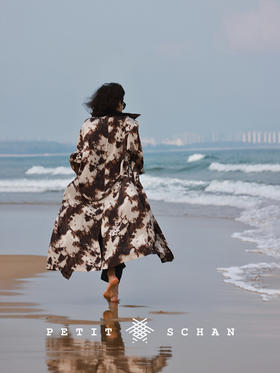 时光的涟漪 水墨感印花大廓形长款防晒风衣