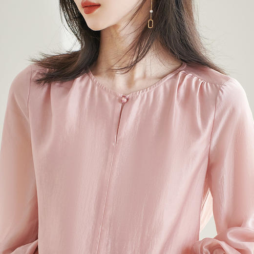 「粉雾云杉」莱赛尔泡泡袖衬衫 低饱和粉雾色打造出 “不费力的温柔气质”天然木本纤维垂坠透气，让闷热天气也能保持清爽米思阳2026春季新款优雅简约风莱赛尔衬衫高级感泡泡袖上衣女小衫1180 商品图4