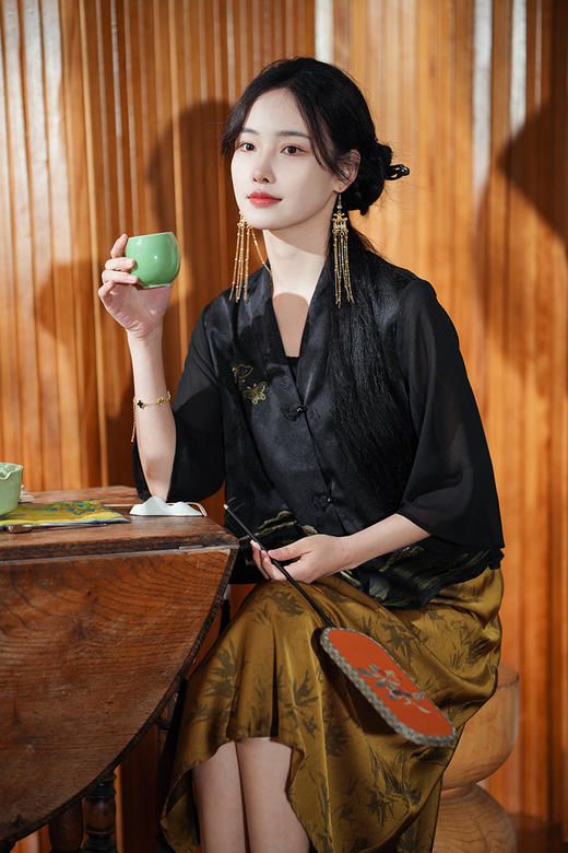 逸红颜明月优选#『苍蝶』新中式国风盘扣短款刺绣上衣，行走的人间富贵花！ 商品图14