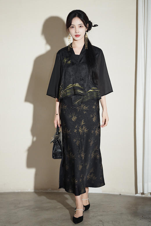 逸红颜明月优选#『苍蝶』新中式国风盘扣短款刺绣上衣，行走的人间富贵花！ 商品图6