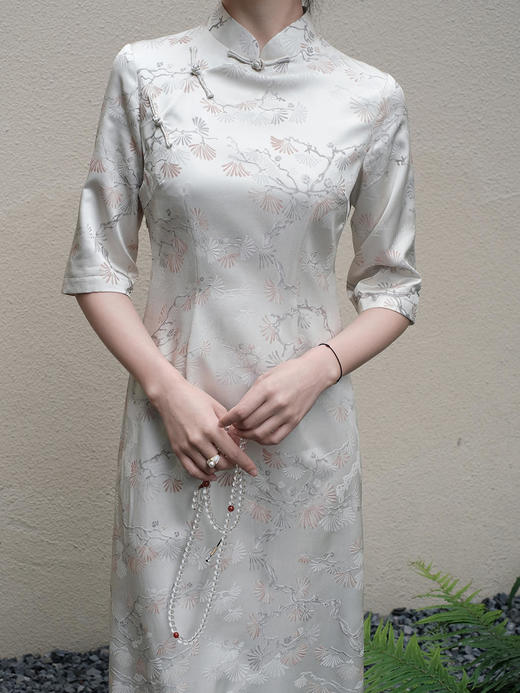 盛唐婧 |真丝翠松纹高雅旗袍-珍珠白 商品图1