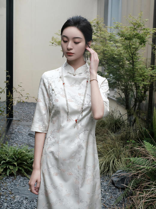 盛唐婧 |真丝翠松纹高雅旗袍-珍珠白 商品图3
