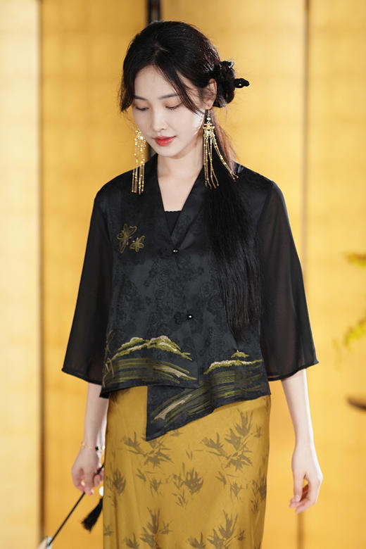 逸红颜明月优选#『苍蝶』新中式国风盘扣短款刺绣上衣，行走的人间富贵花！ 商品图4