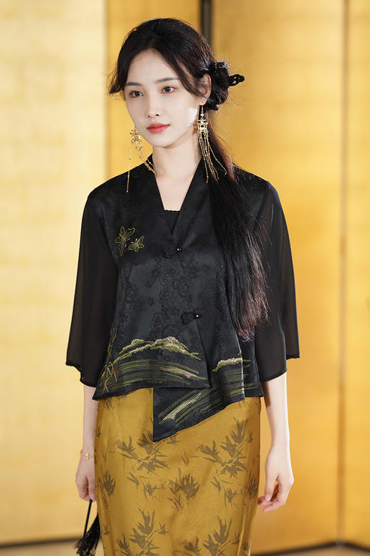 逸红颜明月优选#『苍蝶』新中式国风盘扣短款刺绣上衣，行走的人间富贵花！ 商品图12