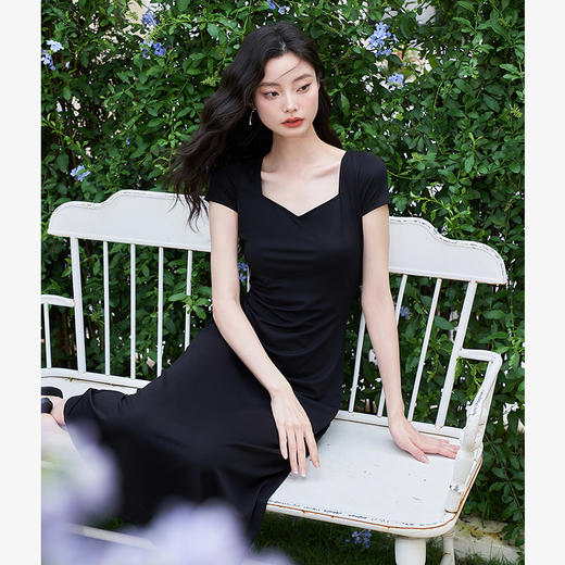 西遇气质桃心领针织连衣裙女新款时尚高级显瘦黑色短袖裙D1341178 商品图3