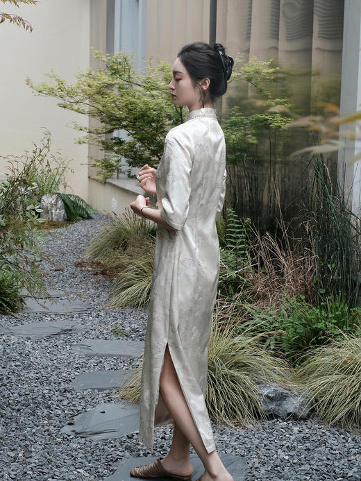 盛唐婧 |真丝翠松纹高雅旗袍-珍珠白 商品图4