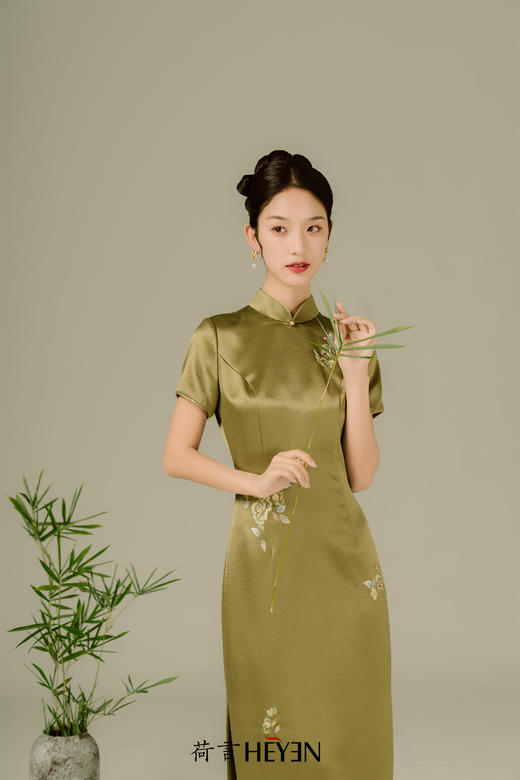 荷言HEYEN鸾祥醋酸山茶花苏绣盘扣中式旗袍高级定制时装周大秀 商品图2