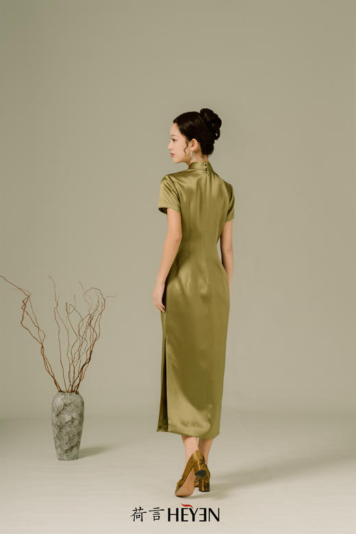 荷言HEYEN鸾祥醋酸山茶花苏绣盘扣中式旗袍高级定制时装周大秀 商品图4