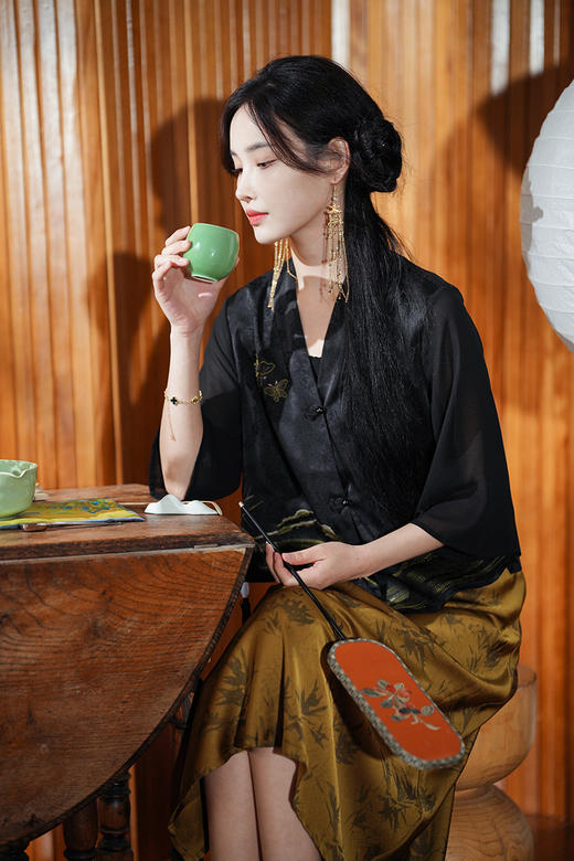 逸红颜明月优选#『苍蝶』新中式国风盘扣短款刺绣上衣，行走的人间富贵花！ 商品图11