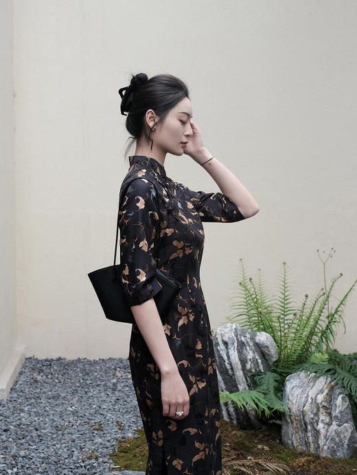 盛唐婧 |真丝翠松纹高雅旗袍-黑色 商品图4