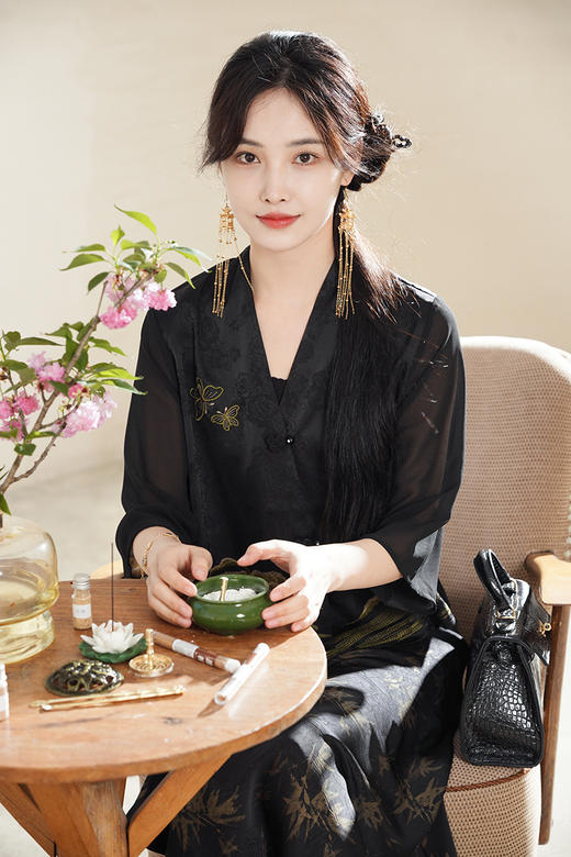 逸红颜明月优选#『苍蝶』新中式国风盘扣短款刺绣上衣，行走的人间富贵花！ 商品图10