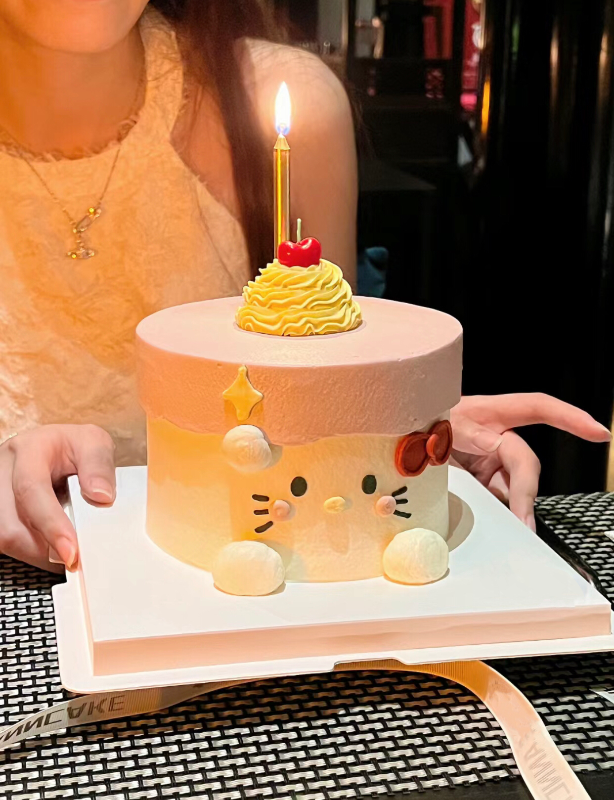 戴蝴蝶结的hello kitty