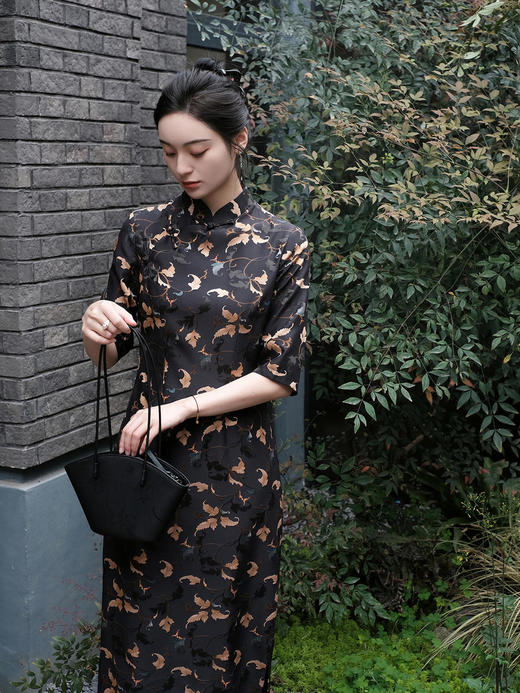 盛唐婧 |真丝翠松纹高雅旗袍-黑色 商品图3