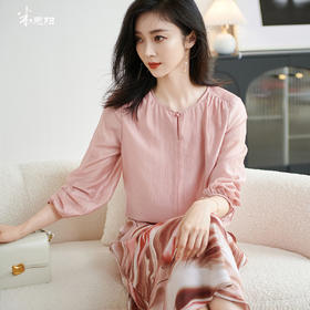 「粉雾云杉」莱赛尔泡泡袖衬衫 低饱和粉雾色打造出 “不费力的温柔气质”天然木本纤维垂坠透气，让闷热天气也能保持清爽米思阳2026春季新款优雅简约风莱赛尔衬衫高级感泡泡袖上衣女小衫1180