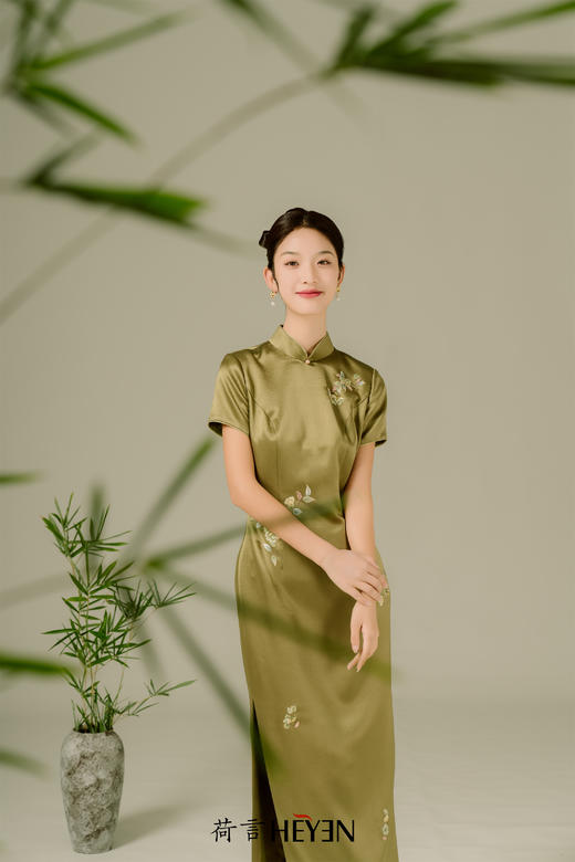 荷言HEYEN鸾祥醋酸山茶花苏绣盘扣中式旗袍高级定制时装周大秀 商品图3