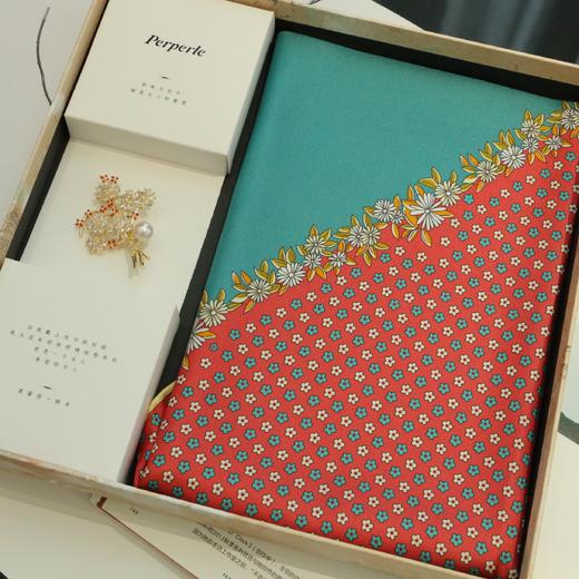 【甄珠贝·简约chill系列】53*53cm斜纹小丝巾和胸花多种组合礼盒套装 商品图4