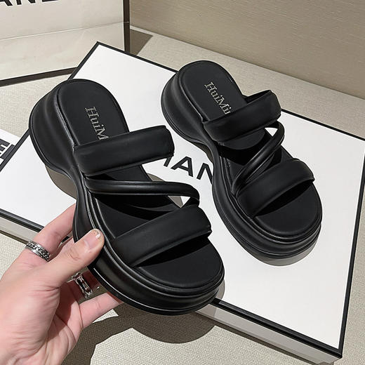 【夏季新款，舒适百搭】厚底的垫高，舒适柔软，百搭休闲，防滑耐磨。这款夏季新款凉拖鞋，是你衣柜里必备的单品，让你时尚个性、高级感十足！ 商品图6