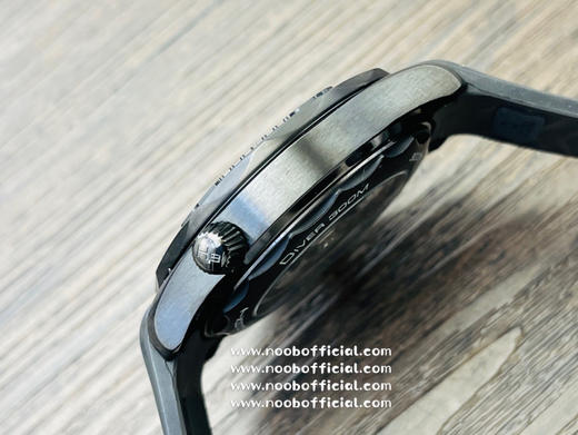 【墨黑海马，桀骜登场】OR厂新品海马系列300米。43.50mm表壳、表圈、波纹图案表盘均采用黑色氧化锆1Zr021陶瓷制成。镂空指针及12点位的圆点，均覆有Super-LumiNova夜光涂层 商品图13