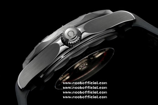 【墨黑海马，桀骜登场】OR厂新品海马系列300米。43.50mm表壳、表圈、波纹图案表盘均采用黑色氧化锆1Zr021陶瓷制成。镂空指针及12点位的圆点，均覆有Super-LumiNova夜光涂层 商品图5