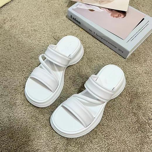 【夏季新款，舒适百搭】厚底的垫高，舒适柔软，百搭休闲，防滑耐磨。这款夏季新款凉拖鞋，是你衣柜里必备的单品，让你时尚个性、高级感十足！ 商品图7