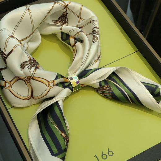 【甄珠贝·时尚高级感系列】53*53cm流苏丝巾和珐琅丝巾扣礼盒套装 商品图1