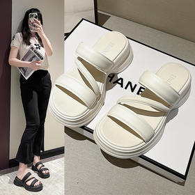 【夏季新款，舒适百搭】厚底的垫高，舒适柔软，百搭休闲，防滑耐磨。这款夏季新款凉拖鞋，是你衣柜里必备的单品，让你时尚个性、高级感十足！