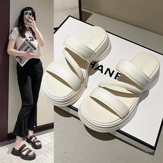 【夏季新款，舒适百搭】厚底的垫高，舒适柔软，百搭休闲，防滑耐磨。这款夏季新款凉拖鞋，是你衣柜里必备的单品，让你时尚个性、高级感十足！ 商品图0