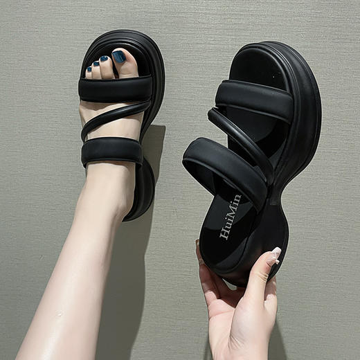 【夏季新款，舒适百搭】厚底的垫高，舒适柔软，百搭休闲，防滑耐磨。这款夏季新款凉拖鞋，是你衣柜里必备的单品，让你时尚个性、高级感十足！ 商品图2