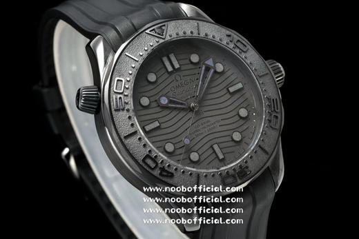 【墨黑海马，桀骜登场】OR厂新品海马系列300米。43.50mm表壳、表圈、波纹图案表盘均采用黑色氧化锆1Zr021陶瓷制成。镂空指针及12点位的圆点，均覆有Super-LumiNova夜光涂层 商品图1