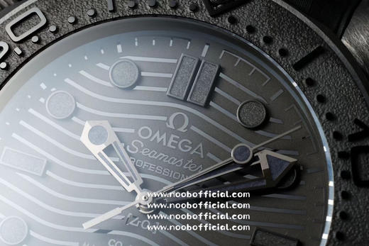 【墨黑海马，桀骜登场】OR厂新品海马系列300米。43.50mm表壳、表圈、波纹图案表盘均采用黑色氧化锆1Zr021陶瓷制成。镂空指针及12点位的圆点，均覆有Super-LumiNova夜光涂层 商品图3