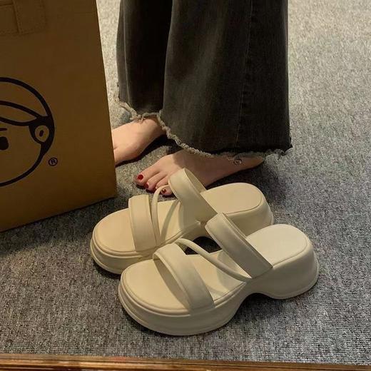 【夏季新款，舒适百搭】厚底的垫高，舒适柔软，百搭休闲，防滑耐磨。这款夏季新款凉拖鞋，是你衣柜里必备的单品，让你时尚个性、高级感十足！ 商品图5