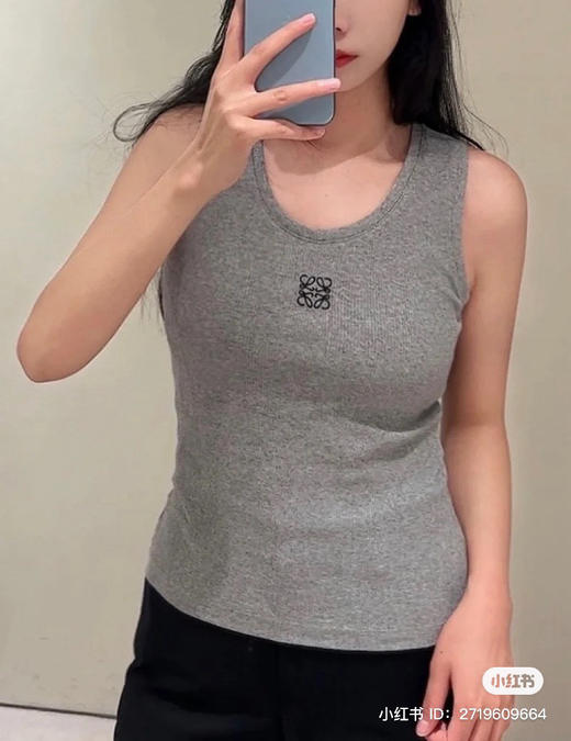 19-2 女神们集体入手 lew徽标刺绣  经典U领 坑条弹力背心 我穿L理想 白色等十天 商品图5